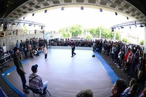 kharkiv, ucrania - 27 de mayo de 2018 batalla de baile en el festival de culturas callejeras. break dance y hip-hop niños y jóvenes foto