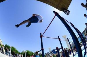 kharkiv, ucrania - 27 de mayo de 2018 espectáculo de entrenamiento callejero durante el festival anual de culturas callejeras foto