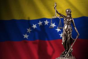 bandera de venezuela con estatua de la dama de la justicia y escalas judiciales en cuarto oscuro. concepto de juicio y castigo foto