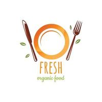 un icono de marca de alimentos orgánicos frescos con plato naranja y cuchara marrón y hojas de tenedor en color verde para el logotipo de la etiqueta del producto orgánico vector