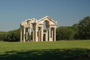 puerta monumental, tetrapylon en aphrodisias ciudad antigua en aydin, turkiye foto