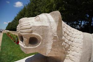 escultura de león ubicada en el camino de los leones en anitkabir, ankara, turkiye foto