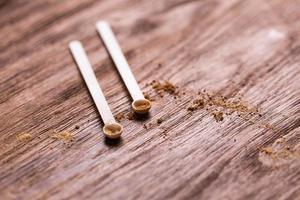 polvo mineral de diferentes colores con un dispensador de cuchara para maquillaje sobre fondo de madera con espacio para copiar foto