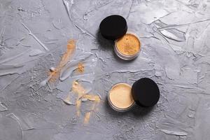 polvo mineral de diferentes colores con pinceles para maquillaje sobre fondo de madera, espacio de copia foto