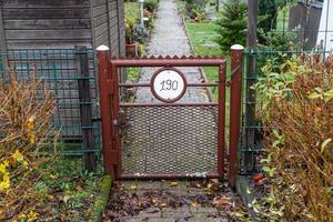 puerta de jardín baja en otoño foto