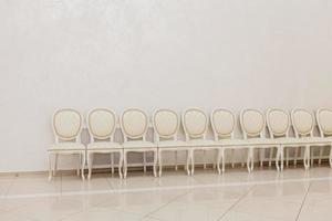 fila de sillas antiguas de lujo foto