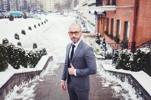 hombre de negocios barbudo con gafas foto