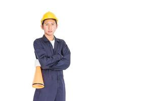 joven trabajador con casco amarillo sosteniendo un megáfono foto