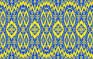 patrones de ikat amarillo dorado real sobre fondo azul. estilo de lujo elegante tribal geométrico. tela étnica ikat de patrones sin fisuras. vector de ikat popular africano indio. diseño para ropa textil de tela.