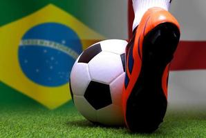competición de copa de fútbol entre el nacional de brasil y el nacional de inglaterra. foto