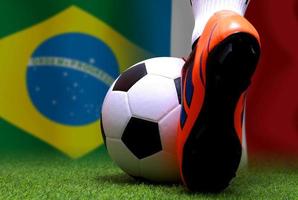 competición de copa de fútbol entre el nacional de brasil y el nacional de francia. foto