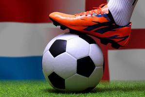 competición de copa de fútbol entre los países bajos nacionales y la inglaterra nacional. foto