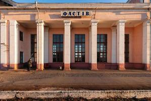 antiguo edificio de la estación de tren. rápido, ucrania foto