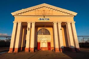 antiguo edificio de la estación de tren iluminado por los rayos del sol al atardecer. rápido, ucrania foto