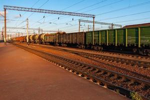 territorio de la estación de tren, vista de los trenes. rápido, ucrania foto