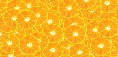 medio trozo de fondo de patrón naranja. fruta fresca y colorido concepto de papel tapiz. foto