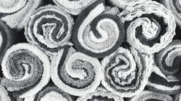 vista superior de toallas o toallas de mano para fondo en blanco y negro o tono monocromo. patrón texturizado de pared de algodón o tela. papel tapiz de color artístico y forma del objeto. foto