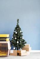 árbol de navidad y cajas de regalo artesanales. diseño de maqueta
