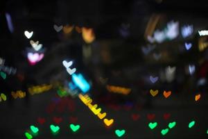 bokeh verde y desenfoque en forma de corazón amor día de san valentín luz nocturna colorida en el piso foto