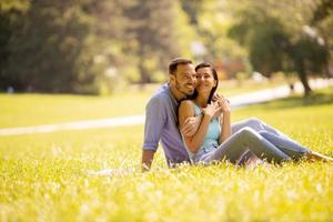 feliz, pareja joven, enamorado, en el campo de hierba foto