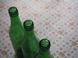 tres botellas verdes foto