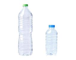 botella de agua de plástico aislada sobre fondo blanco. foto