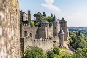 vista panorámica de la ciudad medieval de carcasona en francia contra el cielo de verano foto