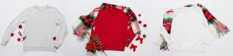 banner primer plano blanco plantilla en blanco sudadera copia espacio. concepto de vacaciones de navidad. sudadera de maqueta de vista superior. decoraciones navideñas rojas sobre fondo blanco. feliz año nuevo accesorios. traje de navidad foto