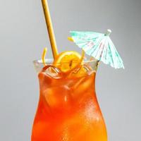 coctel de jugo de naranja con sombrilla foto