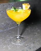 jugo fresco de naranja con menta y limón foto