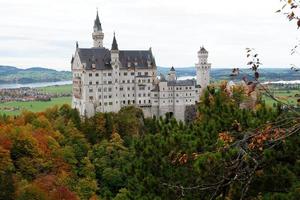 castillo de neuschwanstein, palacio, alemania en la temporada de otoño con colores foto