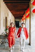 feliz joven pareja asiática en vestidos tradicionales chinos foto