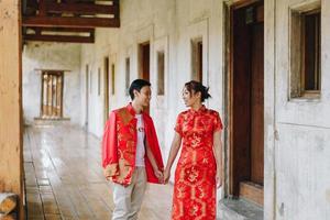 feliz joven pareja asiática en vestidos tradicionales chinos foto