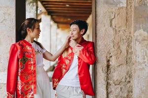 feliz joven pareja asiática en vestidos tradicionales chinos foto