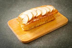 Pan de manzana desmenuzado sobre tablero de madera foto