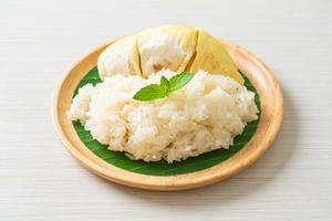 arroz pegajoso durian en un plato foto