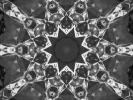 fondo de caleidoscopio metálico plateado negro. patrón abstracto y simétrico con vibraciones oscuras. foto