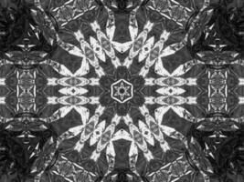fondo de caleidoscopio metálico plateado negro. patrón abstracto y simétrico con vibraciones oscuras. foto