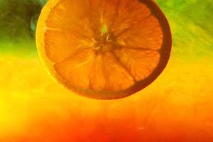 rodajas de naranjas en agua foto