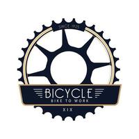 un emblema con forma de engranaje para la compañía de bicicletas que representa una rueda de bicicleta en color dorado y negro con un texto que decía bicicleta para trabajar