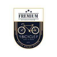 un logotipo de emblema retro para la compañía de bicicletas que representa una bicicleta en un escudo en color dorado y negro con texto que decía prima garantizada y bicicleta para trabajar vector