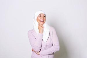 retrato de una mujer musulmana asiática muy joven con una sonrisa de pañuelo en la cabeza. perla del este. mujer musulmana sonriente usando hiyab. mujer musulmana moderna, elegante y feliz con un pañuelo en la cabeza foto