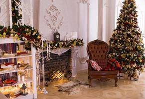 habitación interior clásica decorada en estilo navideño con árbol de navidad. foto