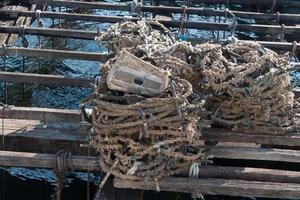 primer plano de una balsa de mejillones, batea. cuerdas usadas. foto