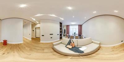 vista panorámica esférica perfecta hdri 360 en el interior de la sala vip de la habitación de invitados en un apartamento con sillones y tv en proyección equirectangular, contenido vr foto