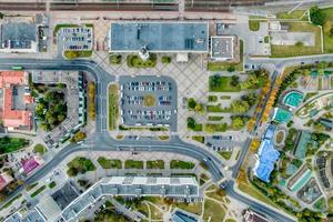 vista aérea del cruce de carreteras o intersección de carreteras. red de cruce de transporte tomada por drones. foto