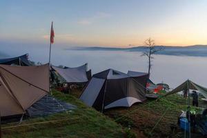 acampar en la montaña disfruta con un hermoso paisaje brumoso foto