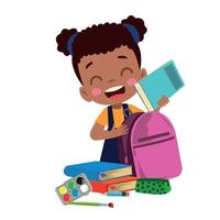 niño lindo feliz preparar la bolsa para la escuela vector