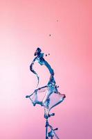 fondo abstracto de un chorro de agua coloreada, colisión de gotas coloreadas cayendo una hacia la otra.