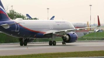 Moskou, Russisch federatie juli 29, 2021 - passagier vlak luchtbus a320, vp bpm van aeroflot taxiën voordat vertrek Bij sheremetyevo luchthaven svo. luchtvaart industrie concept. video